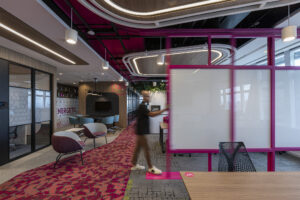 Funcionário da Reckitt move divisória de escritório modular